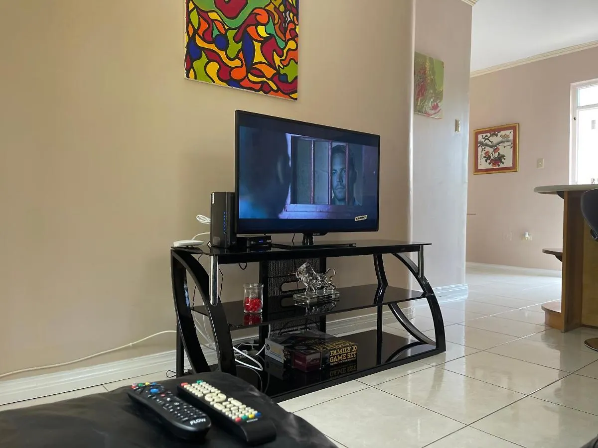 Kingstons Finest - Centrally Elegant Apartment Kingston